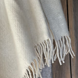 Krēmīgi balta toņa vilnas pleds - ar bārkstīm