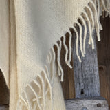 Krēmīgi balta toņa vilnas pleds - ar bārkstīm