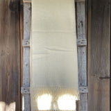 Krēmīgi balta toņa vilnas pleds - ar bārkstīm