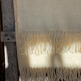 Krēmīgi balta toņa vilnas pleds - ar bārkstīm