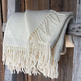 Krēmīgi balta toņa vilnas pleds - ar bārkstīm