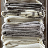 Krēmīgi balta toņa vilnas pleds - ar bārkstīm