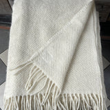 Krēmīgi balta toņa vilnas pleds - ar bārkstīm