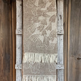 Dūmakaini brūna toņa vilnas pleds ar lapiņu un ūdens pilīšu ornamentu 140x190cm