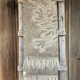 Dūmakaini brūna toņa vilnas pleds ar lapiņu un ūdens pilīšu ornamentu 140x190cm