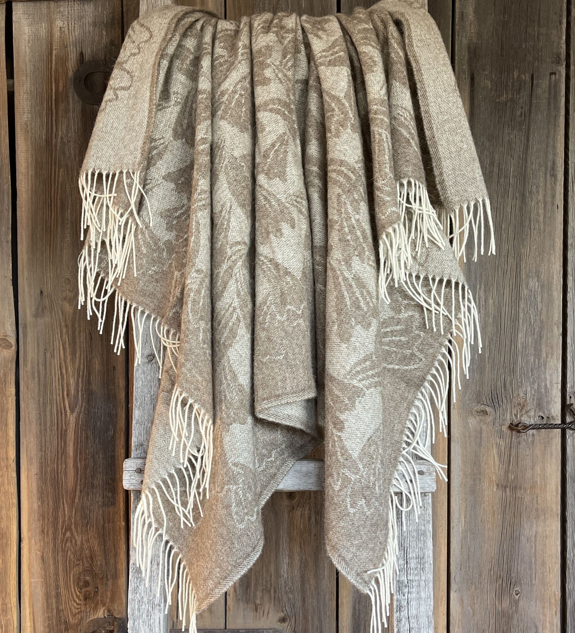 Dūmakaini brūna toņa vilnas pleds ar lapiņu un ūdens pilīšu ornamentu 140x190cm