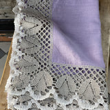 Lavandu violets lina galdauts ar 12cm platu dabīgi pelēku/balta lina mežģīni ar tulpīšu ornamentu