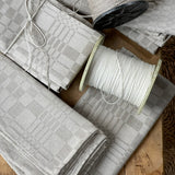 Nekrāsota, dabīgi pelēka toņa lina galdauts dreļļu rakstā, dažādi izmēri