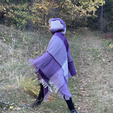 Lavandu violets/balts lieli rūtains vilnas pončo ar kapuci un bārkstīm