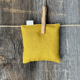 Lavandas spilventiņš, sinepju dzeltenā lina spilvendrānā