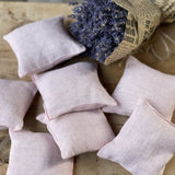 Lavandas spilventiņš, maigi rozā lina spilvendrānā