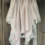 Maigi rozā toņa Jaunzēlandes aitas vilnas pleds ar baltām bārkstīm