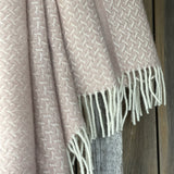 Maigi rozā toņa Jaunzēlandes aitas vilnas pleds ar baltām bārkstīm