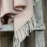 Maigi rozā toņa Jaunzēlandes aitas vilnas pleds ar baltām bārkstīm