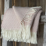 Maigi rozā toņa Jaunzēlandes aitas vilnas pleds ar baltām bārkstīm