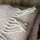 Maigi rozā toņa Jaunzēlandes aitas vilnas pleds ar baltām bārkstīm