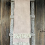 Maigi rozā toņa Jaunzēlandes aitas vilnas pleds ar baltām bārkstīm