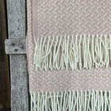 Maigi rozā toņa Jaunzēlandes aitas vilnas pleds ar baltām bārkstīm