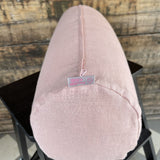 Maigi rozā, mīkstināta lina griķu spilvens - rullītis - pagalvītis