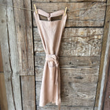 Maigi rozā toņa lina auduma priekšauts ar kabatiņu un regulējamām lencēm