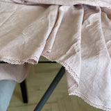 Maigi rozā apaļš lina galdauts ar ~2cm platu maigi rozā lina mežģīni
