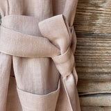 Maigi rozā toņa lina auduma priekšauts ar kabatiņu un regulējamām lencēm