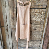 Maigi rozā toņa lina auduma priekšauts ar kabatiņu un regulējamām lencēm