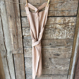 Maigi rozā toņa lina auduma priekšauts ar kabatiņu un regulējamām lencēm