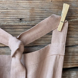 Maigi rozā toņa lina auduma priekšauts ar kabatiņu un regulējamām lencēm