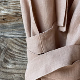 Maigi rozā toņa lina auduma priekšauts ar kabatiņu un regulējamām lencēm