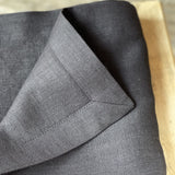 Melnas mīkstināta lina galda salvetes, ar ekskluzīvām 3 cm platām maliņām