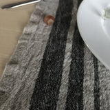 Dabīgi pelēka lina auduma galda/šķīvja paliktnis ar melnām svītrām