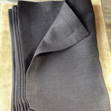 Melns mīkstināta lina galda/šķīvja paliktnis ar ekskluzīvām 3 cm platām maliņām