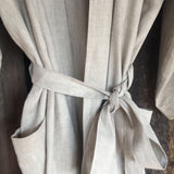 Gaiši dabīgi pelēks mīkstināta lina auduma kimono tipa halāts