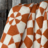 Oranži/balta aitas vilnas sega