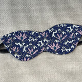 Tumši zila kaķa acu formas miega maska gulēšanai ar pavasara ziediem