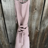 Pelēcīgi vecrozā lina auduma priekšauts ar garām lencēm un kabatiņu