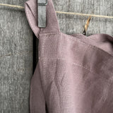 Pelēcīgi vecrozā lina auduma priekšauts ar garām lencēm un kabatiņu