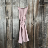 Pelēcīgi vecrozā lina auduma priekšauts ar garām lencēm un kabatiņu