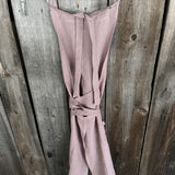 Pelēcīgi vecrozā lina auduma priekšauts ar garām lencēm un kabatiņu