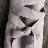 Pelēcīgi vecrozā lina auduma priekšauts ar garām lencēm un kabatiņu