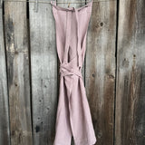 Pelēcīgi vecrozā lina auduma priekšauts ar garām lencēm un kabatiņu