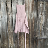 Pelēcīgi vecrozā lina auduma priekšauts ar garām lencēm un kabatiņu