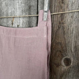 Pelēcīgi vecrozā lina auduma priekšauts ar garām lencēm un kabatiņu