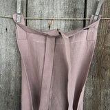 Pelēcīgi vecrozā lina auduma priekšauts ar garām lencēm un kabatiņu