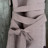 Pelēcīgi vecrozā lina auduma priekšauts ar garām lencēm un kabatiņu