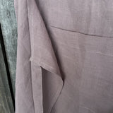 Pelēcīgi vecrozā lina auduma priekšauts ar garām lencēm un kabatiņu