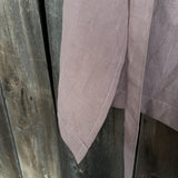 Pelēcīgi vecrozā lina auduma priekšauts ar garām lencēm un kabatiņu