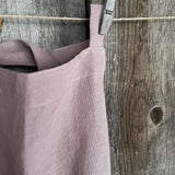 Pelēcīgi vecrozā lina auduma priekšauts ar garām lencēm un kabatiņu