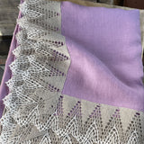 Lavandu violeta lina auduma galdauts ar ~10cm platu pelēki/baltu lina mežģīni